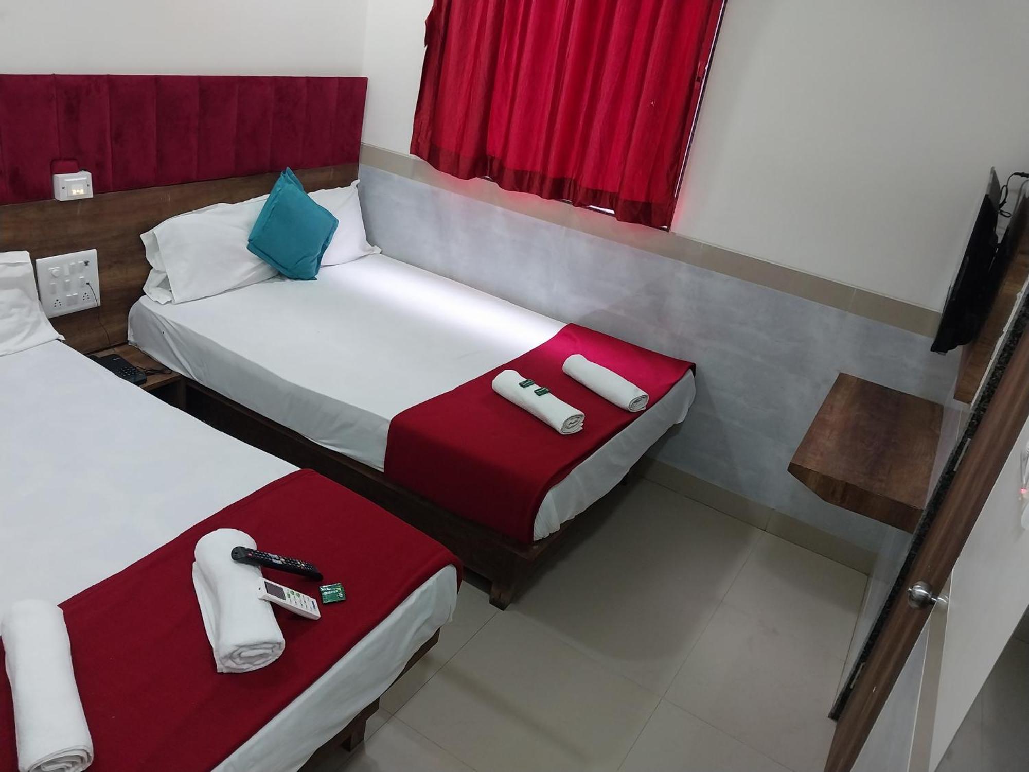 Hotel New Balaji Residency Мумбаи Экстерьер фото