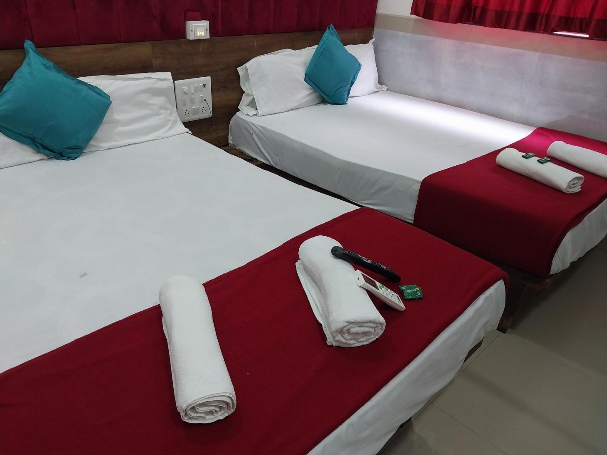 Hotel New Balaji Residency Мумбаи Экстерьер фото