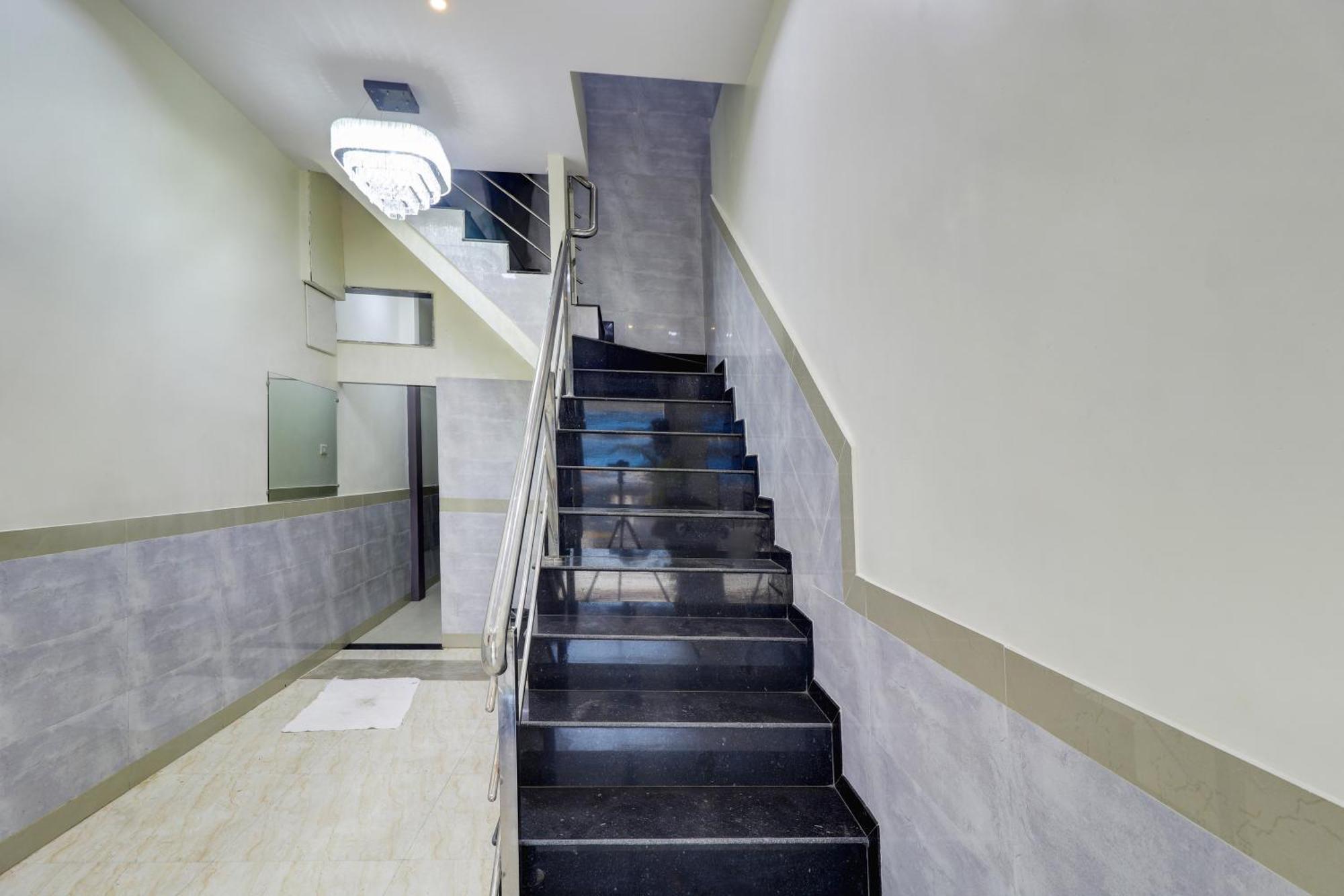 Hotel New Balaji Residency Мумбаи Экстерьер фото